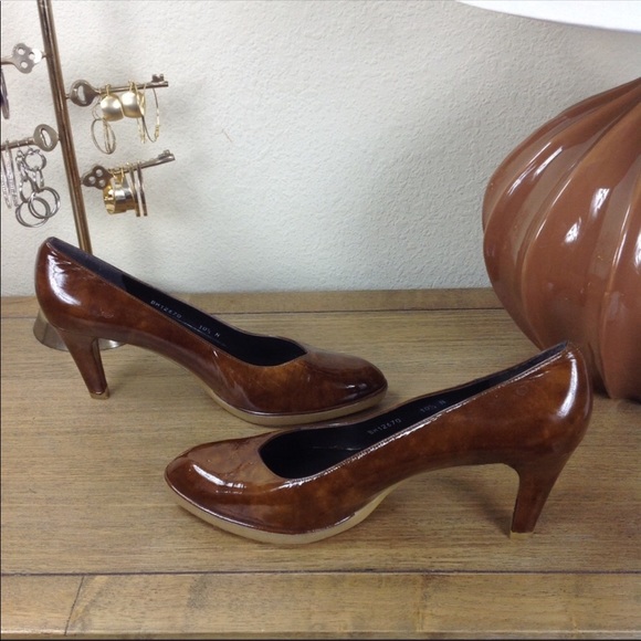 Stuart Weitzman Caramel Leather Rubber Sole Heels - Picture 4 of 8